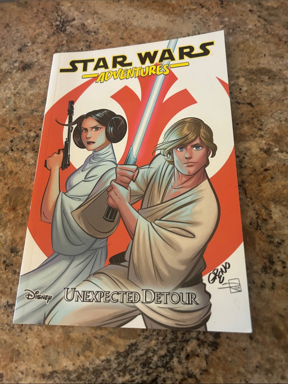 Disney Star Wars Adventures paperback - White, Red, Yellow